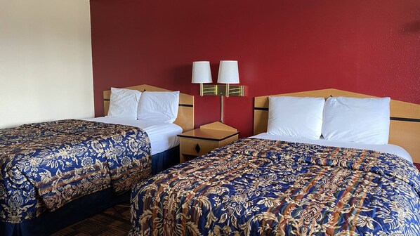 Kahden hengen huone, 2 parisänkyä | Työpöytä, ilmainen Wi-Fi, vuodevaatteet