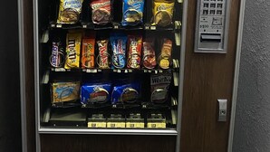 Un distributeur automatique rempli de différents types d’en-cas.
