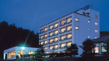 Majoituspaikan julkisivu illalla/yöllä