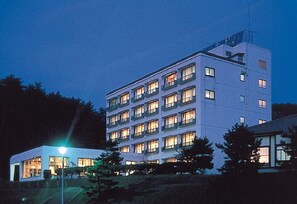 Mặt tiền nơi lưu trú - ban đêm