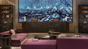 A modern lobby with a large abstract painting, a plush seating area, and bookshelves. - Days Inn Fuzhou Woer (Fuzhou)