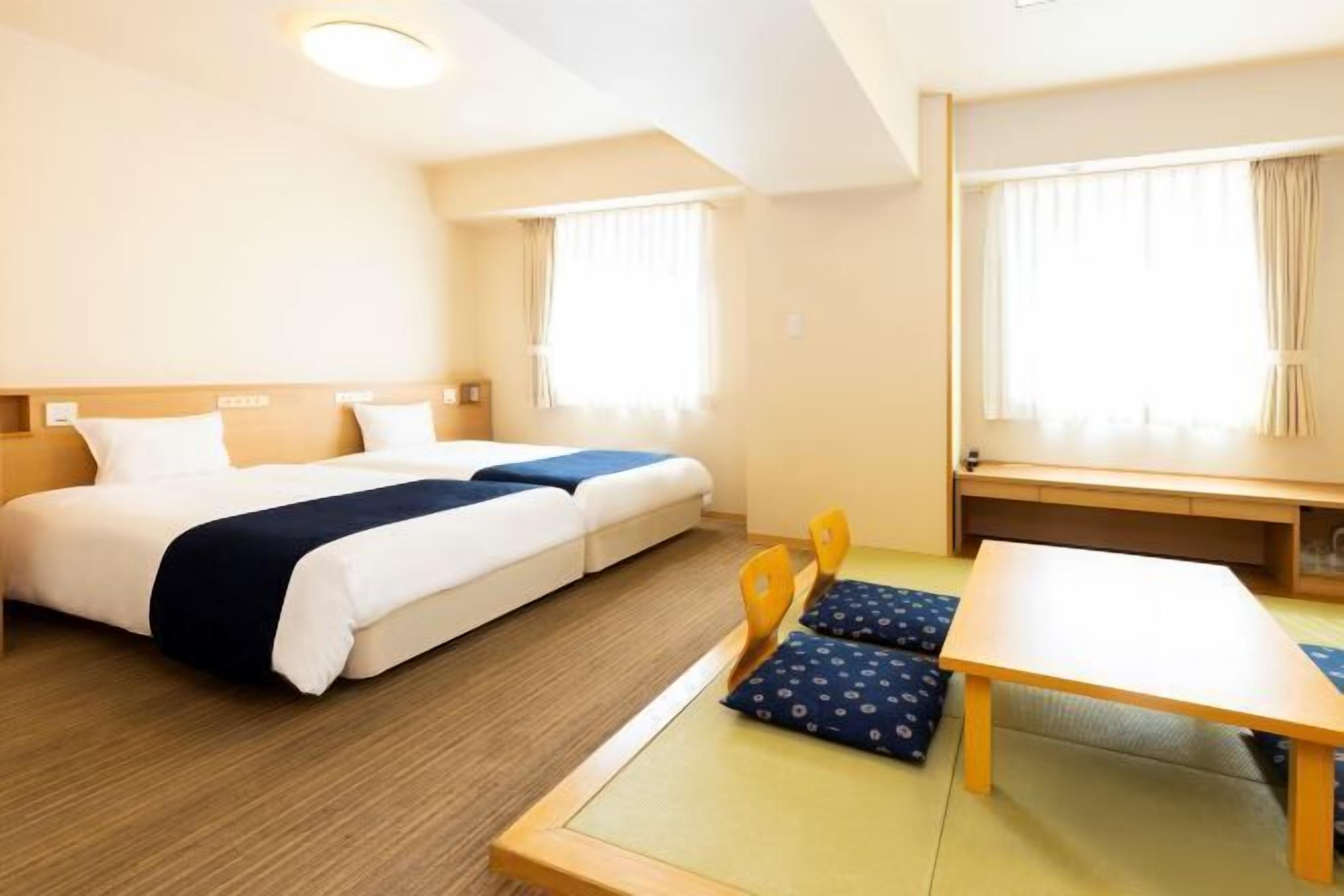 Escritorio, espacio para trabajar con laptop y cortinas blackout 