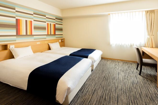 Escritorio, espacio para trabajar con laptop y cortinas blackout 