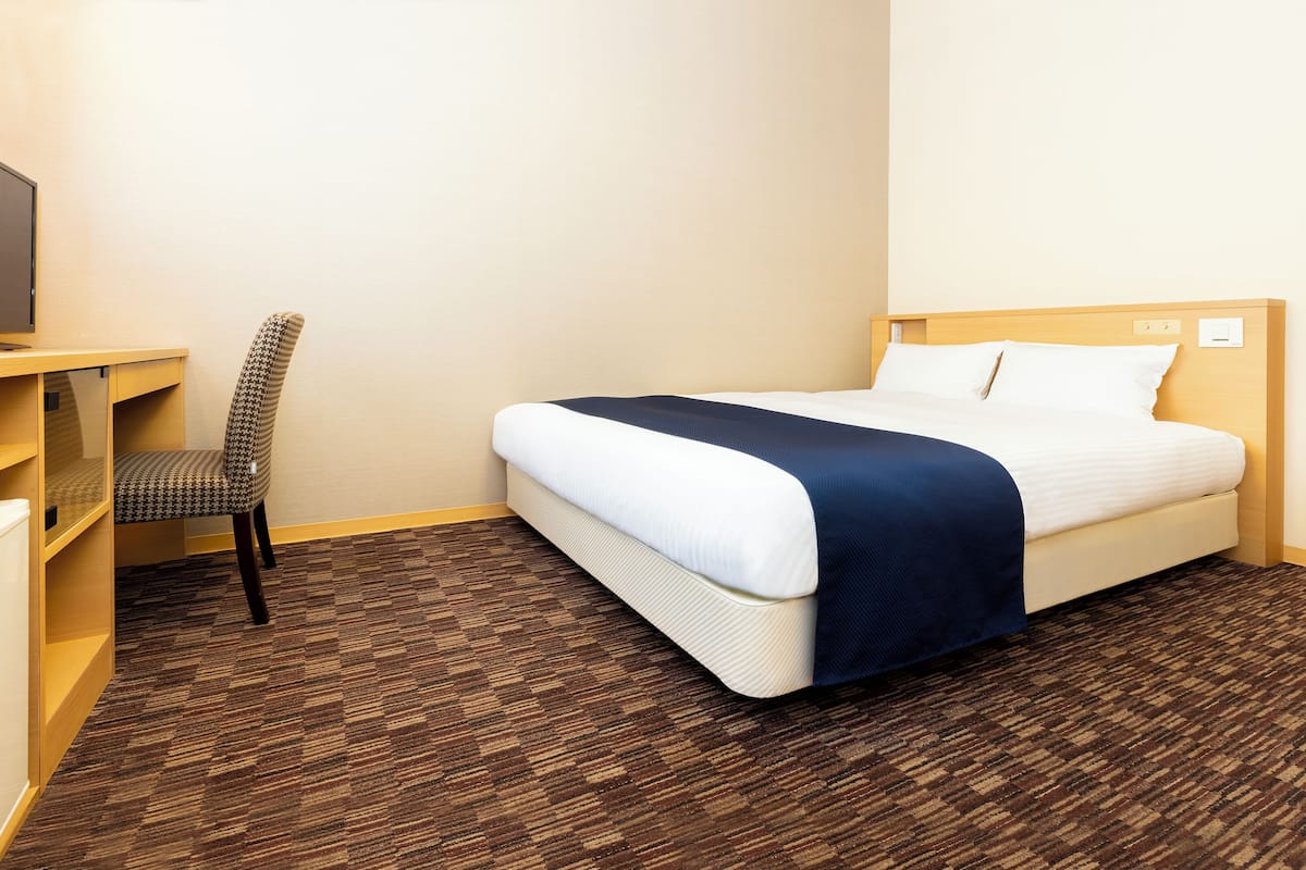 1 bedroom, desk, laptop workspace, blackout curtains