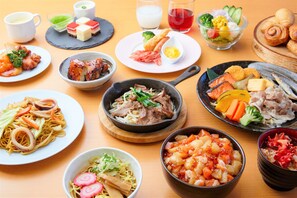 Päivittäinen japanilainen aamiainen (1980 JPY per henkilö)