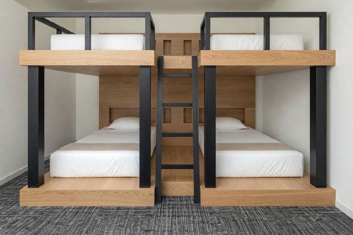 Una cama litera con una escalera en el centro, cabecera de madera y suelo alfombrado.