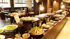 Una mesa de buffet con diferentes alimentos y utensilios.