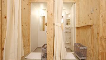 Een douche, gratis toiletartikelen, pantoffels, handdoeken