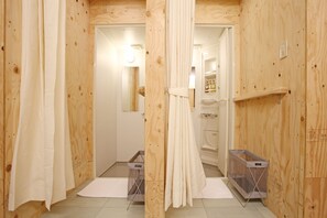 Dusche, kostenlose Toilettenartikel, Hausschuhe, Handtücher