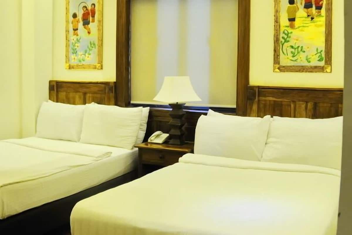 Deluxe-rum - 2 queensize-sängar | Värdeförvaringsskåp på rummet, skrivbord, extrasängar och gratis wi-fi