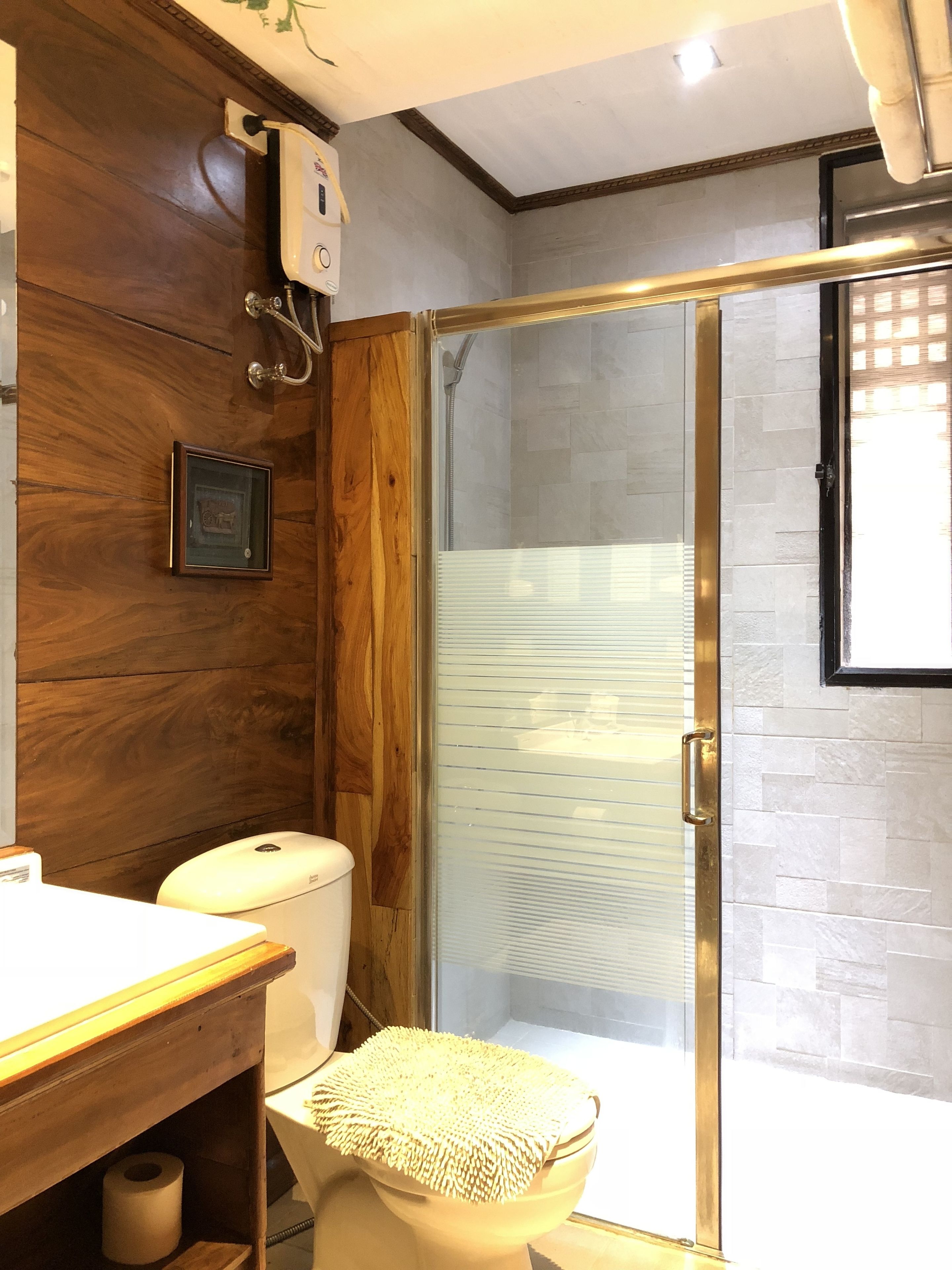 executive room | bathroom | shower, free toiletries, hair dryer, bidet