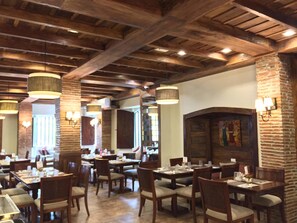 Breakfast, lunch, dinner served; local cuisine - Hotel Veneto De Vigan (Vigan)