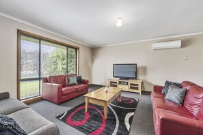 House, 3 Bedrooms, 2 Bathrooms | Living area | Flat-screen TV, DVD player - Starline (Mount Gambier)