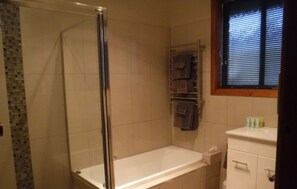 House, 3 Bedrooms, 2 Bathrooms | Bathroom | Separate tub and shower, free toiletries, hair dryer, towels - Starline (Mount Gambier)