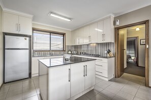 Casa, 3 habitaciones, 2 baños | Cocina privada | Frigorífico grande, microondas, horno y placa de cocina