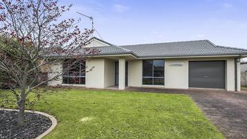 3 عدّة غرف نوم ومكواة/لوح كي وأسرّة أطفال/رضّع (مجانًا)