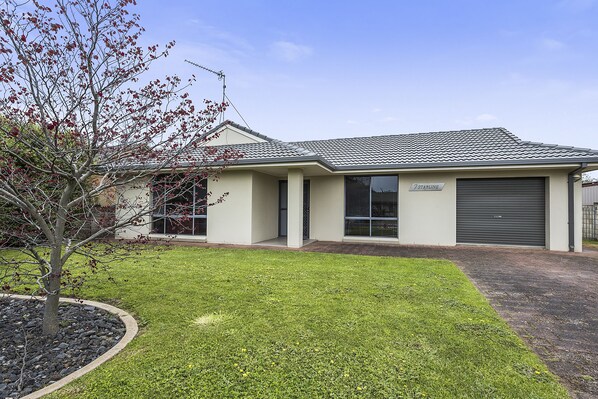 House, 3 Bedrooms, 2 Bathrooms | 3 bedrooms, iron/ironing board, free cribs/infant beds - Starline (Mount Gambier)