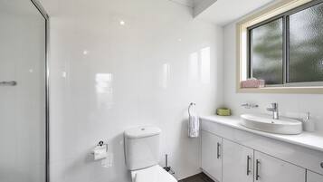 Apartemen, 3 kamar tidur, 2 kamar mandi | Kamar mandi | Bathtub dan shower terpisah dan perlengkapan mandi gratis