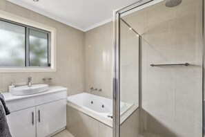 Apartment, 3 Bedrooms, 2 Bathrooms | Bathroom