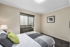 Apartment, 3 Bedrooms, 2 Bathrooms | 3 bedrooms, premium bedding, iron/ironing board, free cribs/infant beds - Megan Court Apartments (Mount Gambier)