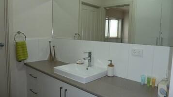 Apartment, 3 Bedrooms | Bathroom | Separate bathtub and shower, free toiletries, hair dryer, towels