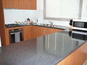 House, 3 Bedrooms, 2 Bathrooms | Private kitchen