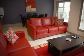 House, 3 Bedrooms, 2 Bathrooms | Living area