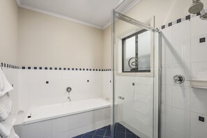 Casa, 4 quartos, 2 banheiros | Banheiro | Banheira e chuveiro separados, produtos de toalete grátis