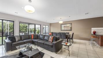 Nhà, 4 phòng ngủ, 2 phòng tắm | Khu phòng khách | TV màn hình phẳng, đầu đĩa DVD