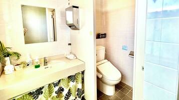 Combined shower/bathtub, deep-soaking bathtub, free toiletries