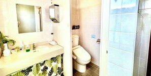 Suihkun ja ammeen yhdistelmä, syvä kylpyamme, ilmaiset hygieniatuotteet