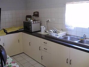 Family Apartment, Connecting Rooms | Private kitchenette | Fridge, coffee/tea maker, cookware/dishes/utensils - Rankins Springs Motel (Rankins Springs)