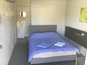 Iron/ironing board, free cots/infant beds, bed sheets - Rankins Springs Motel (Rankins Springs)