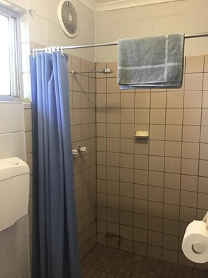 Douche, articles de toilette gratuits, sèche-cheveux