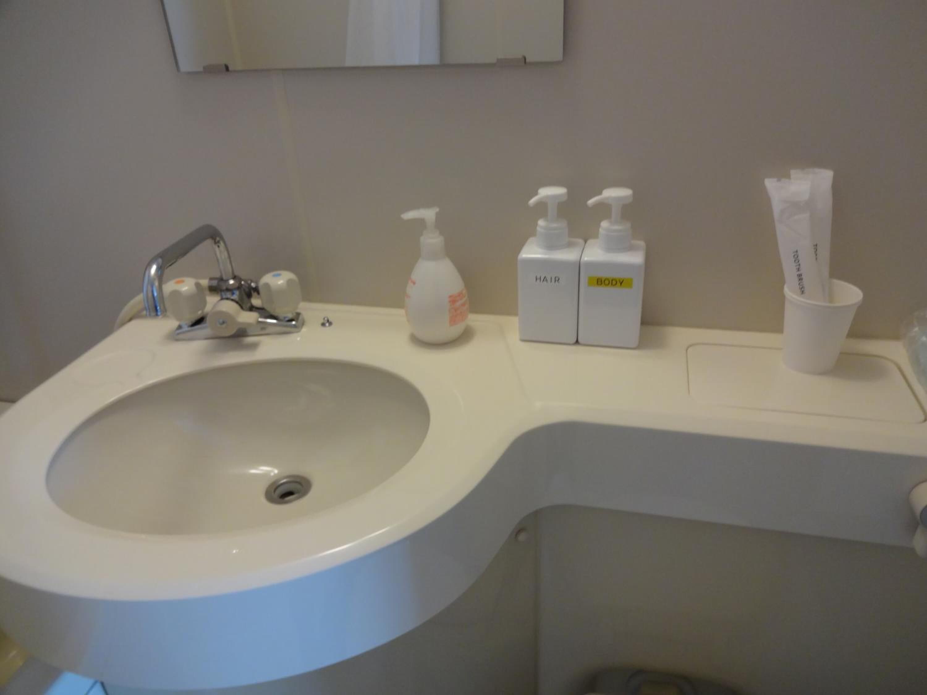 shower, free toiletries, towels