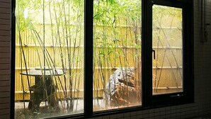 A window with a view of bamboo outside. - Hotel Shinsuien (Nagoya)
