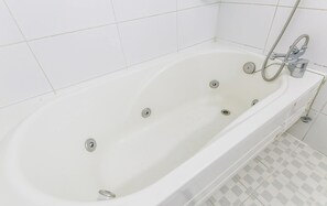 Superior Room | Bathroom | Shower, hair dryer - Sketch Motel (Gangneung)
