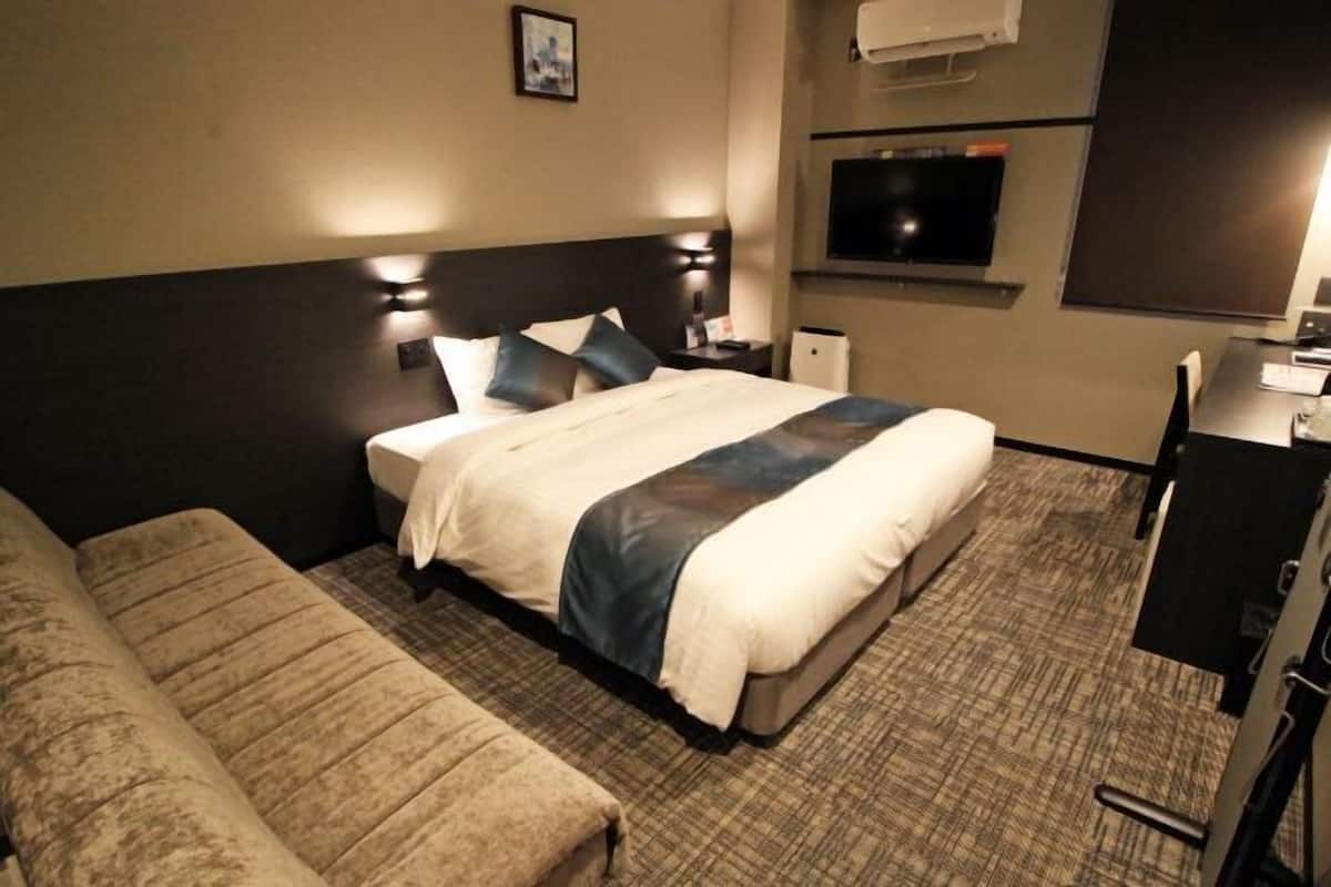 In-room safe, WiFi (free), bed sheets