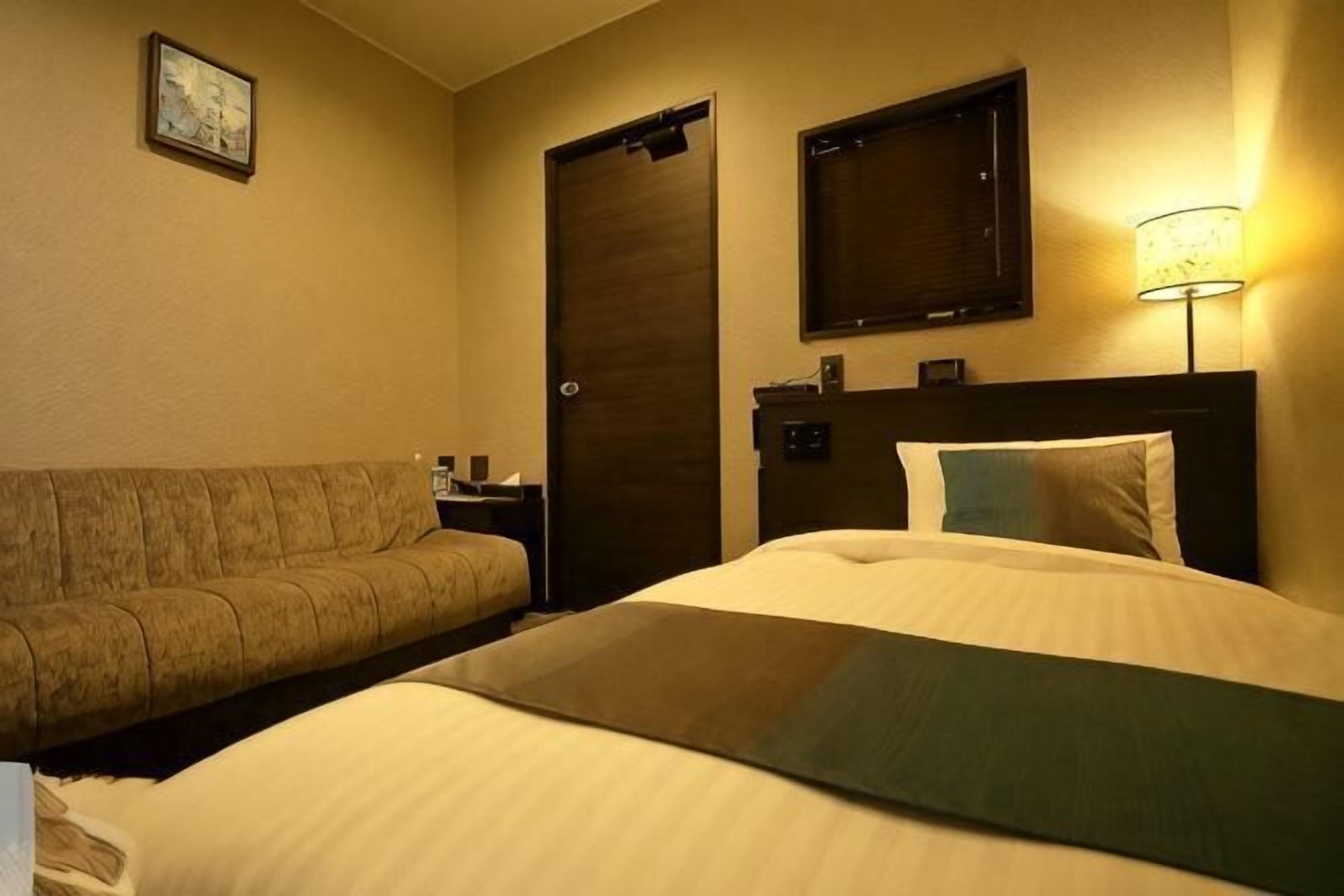 In-room safe, free WiFi, bed sheets