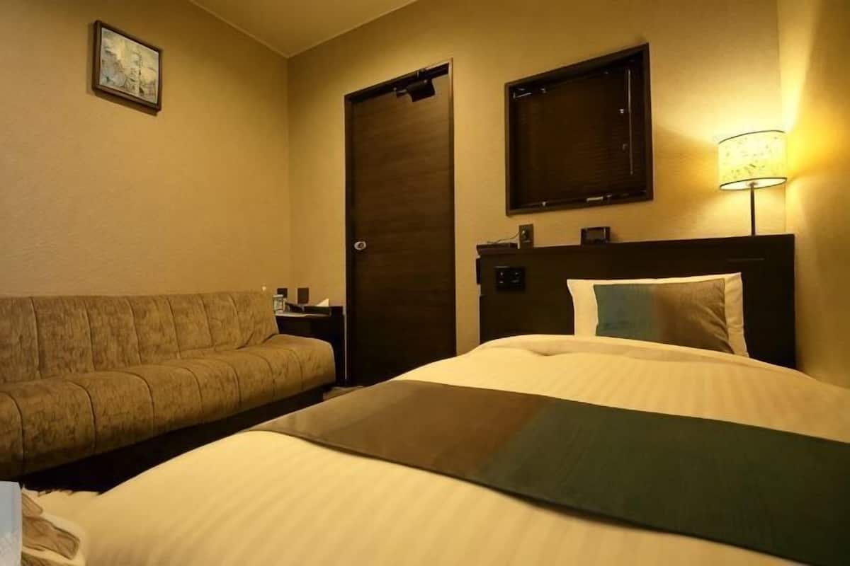 In-room safe, WiFi (free), bed sheets