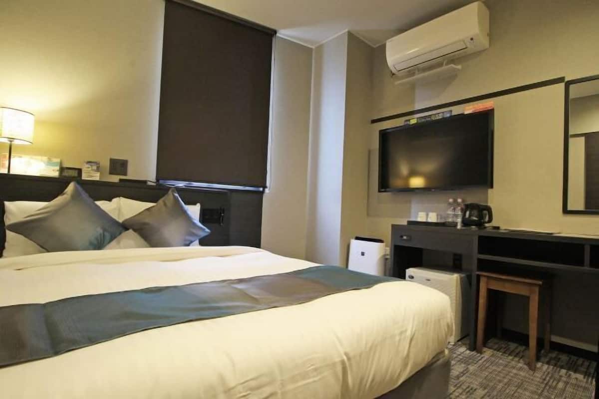 Premium bedding, in-room safe, free WiFi, bed sheets