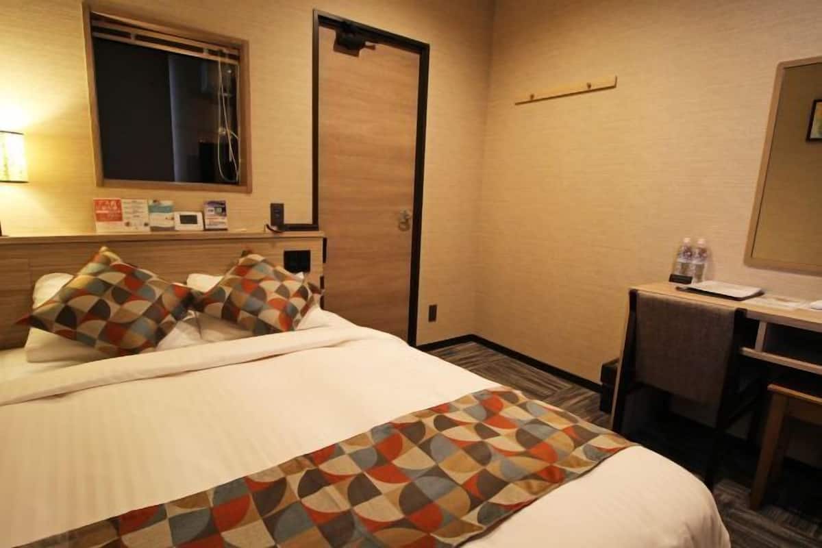 Premium bedding, in-room safe, free WiFi, bed sheets