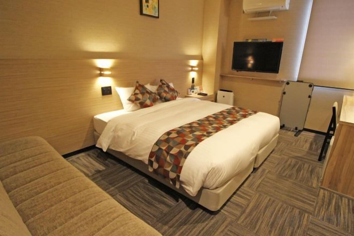 In-room safe, WiFi (free), bed sheets