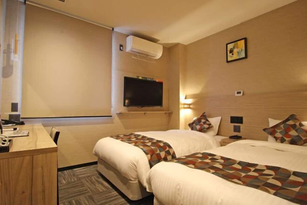 Premium bedding, in-room safe, free WiFi, bed sheets