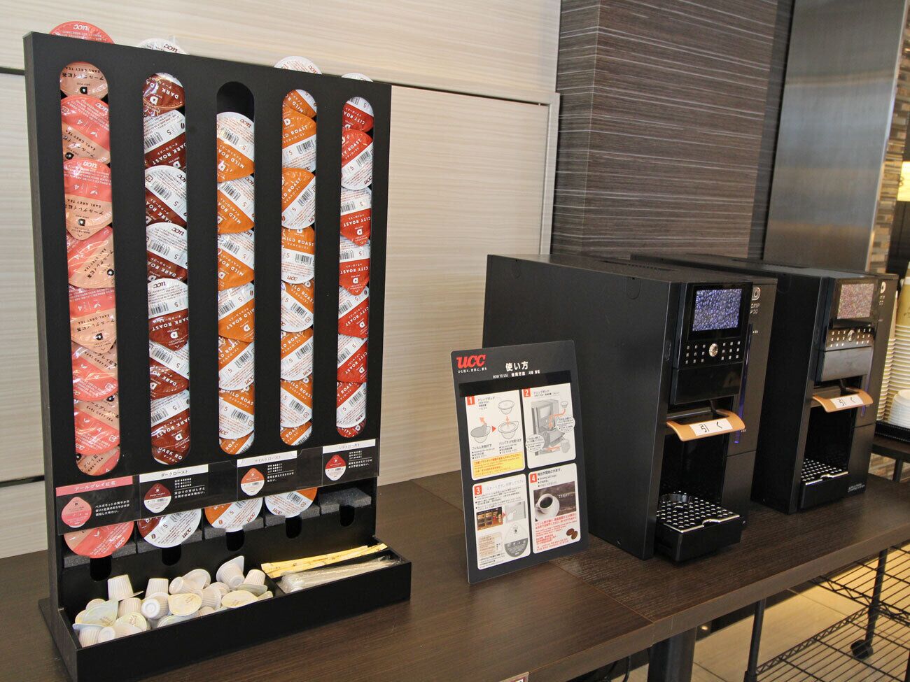 Une machine à café dotée d’un écran numérique et d’un distributeur de dosettes de café.