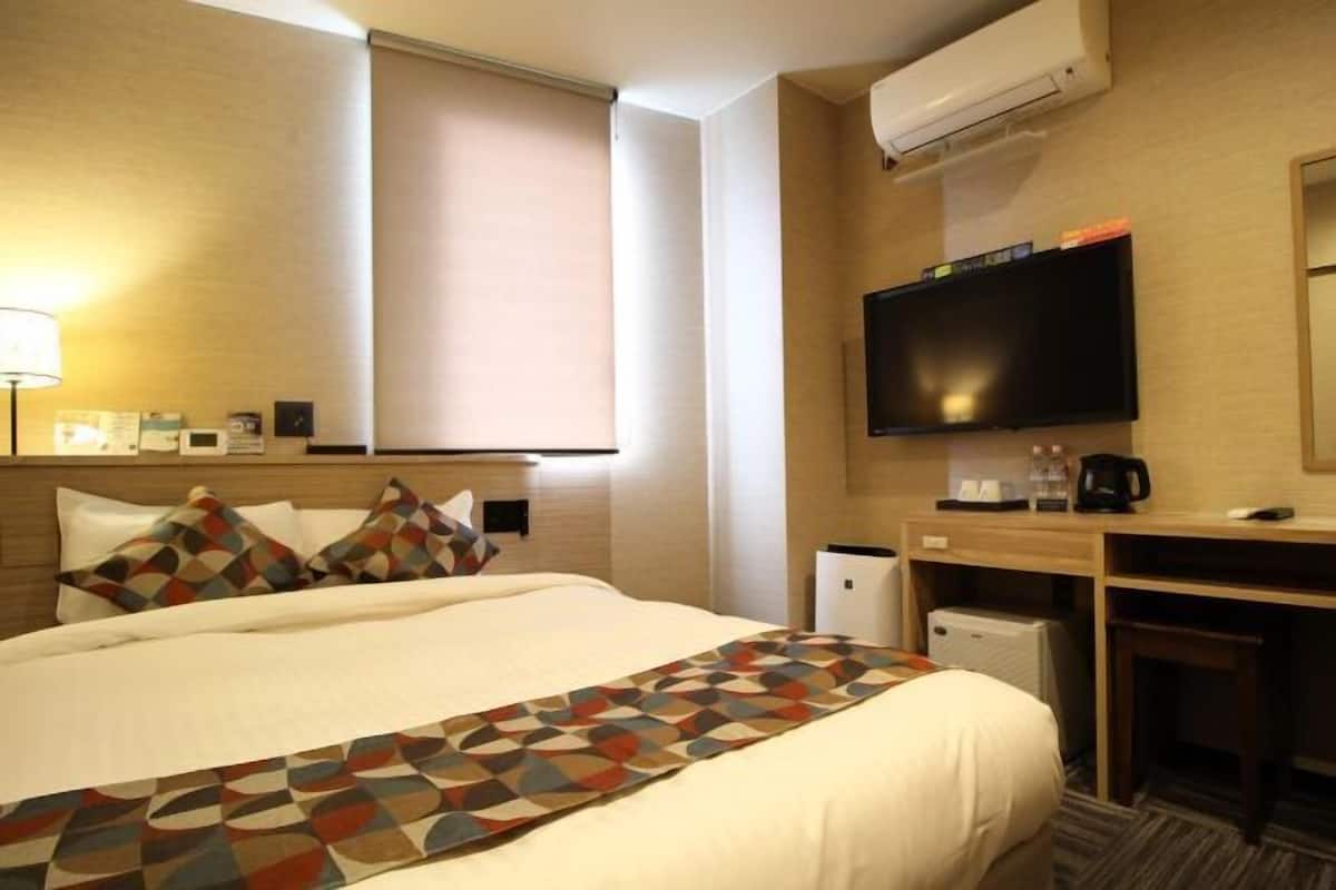 Premium bedding, in-room safe, free WiFi, bed sheets