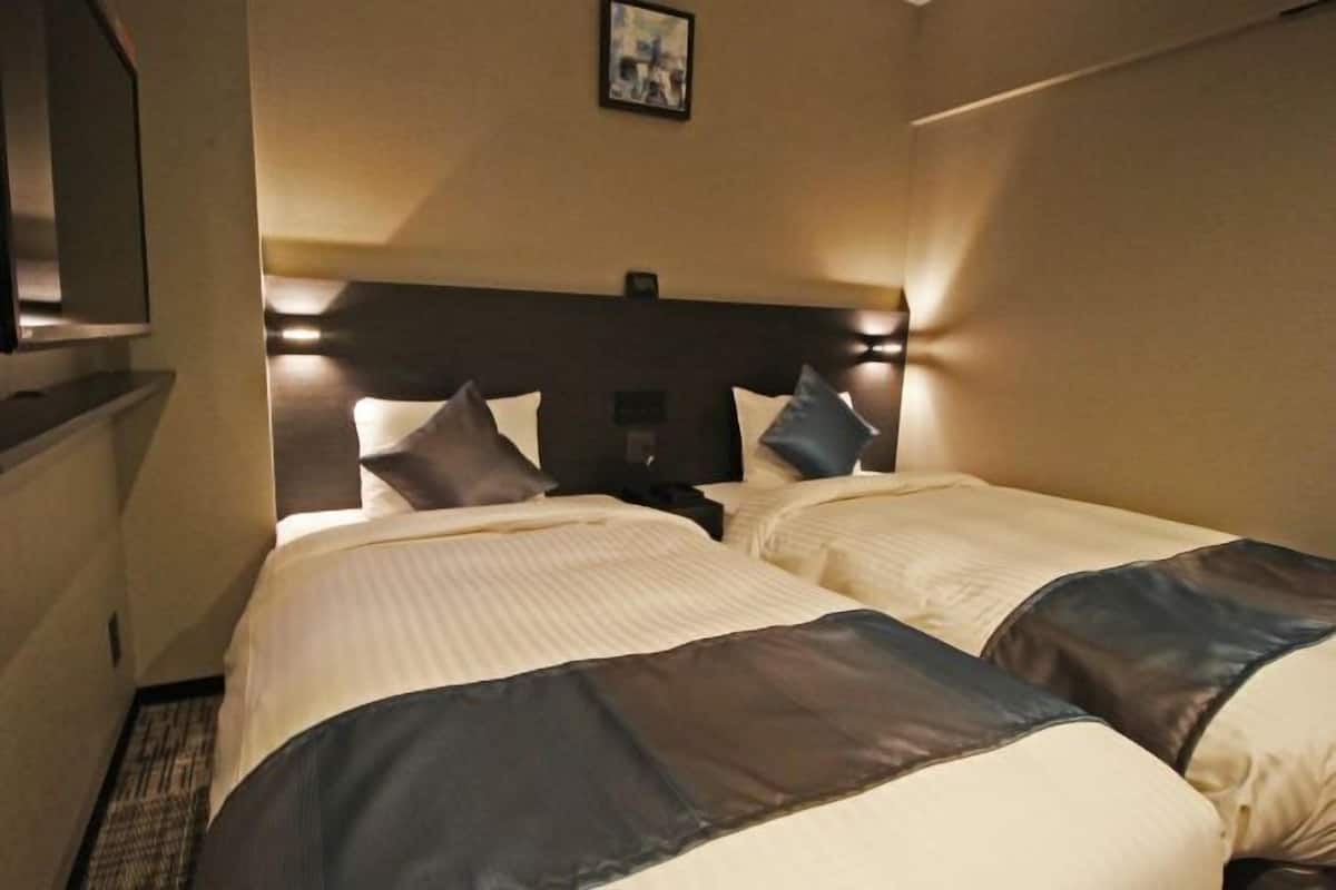 Premium bedding, in-room safe, free WiFi, bed sheets