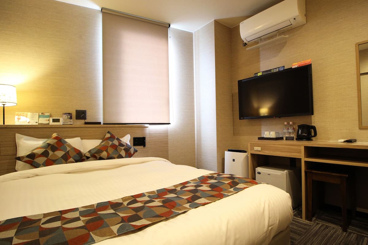 Queen Room, Non Smoking | Premium bedding, in-room safe, free WiFi, bed sheets