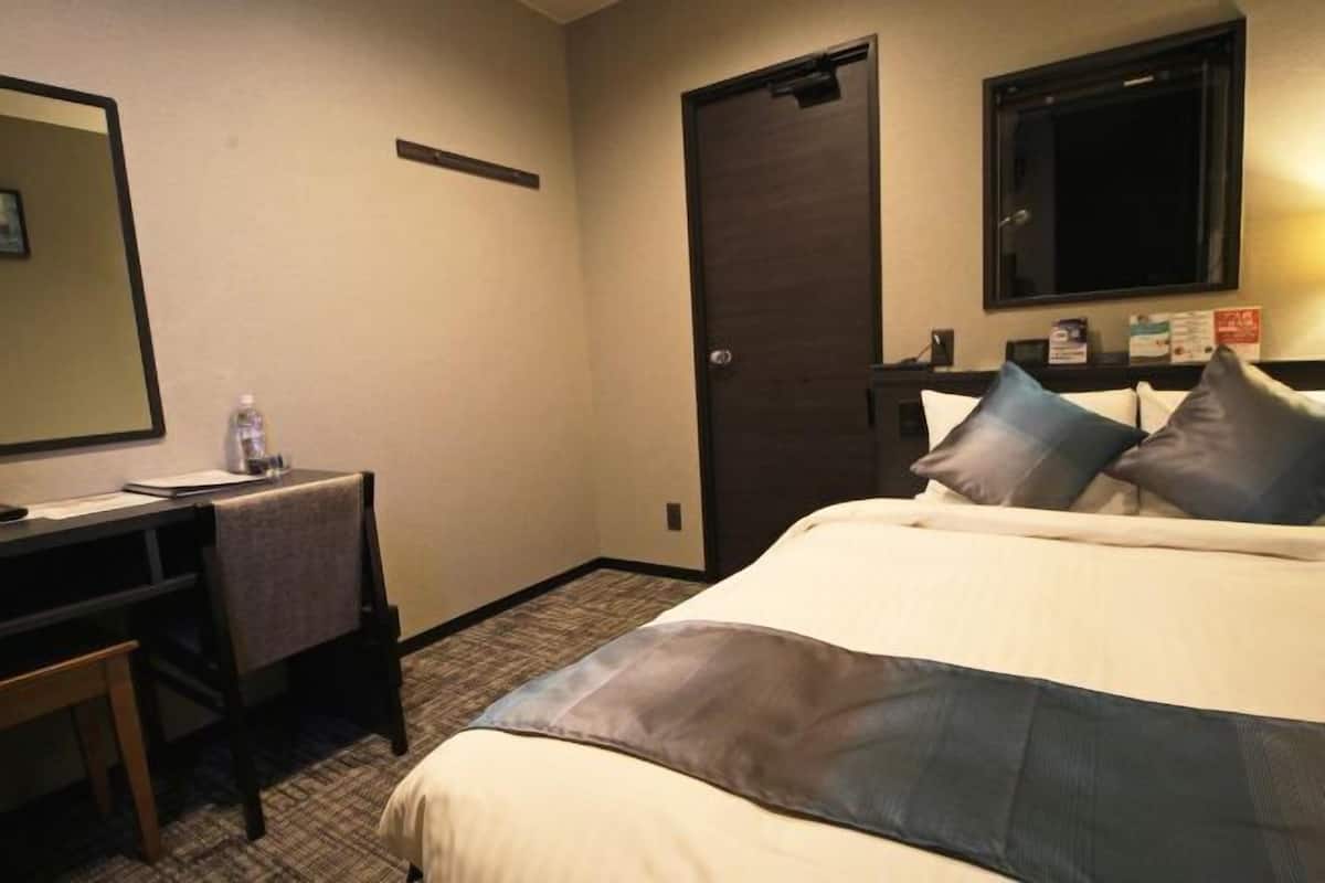 Premium bedding, in-room safe, free WiFi, bed sheets