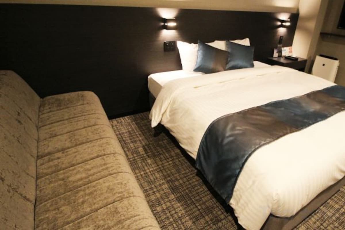 In-room safe, WiFi (free), bed sheets